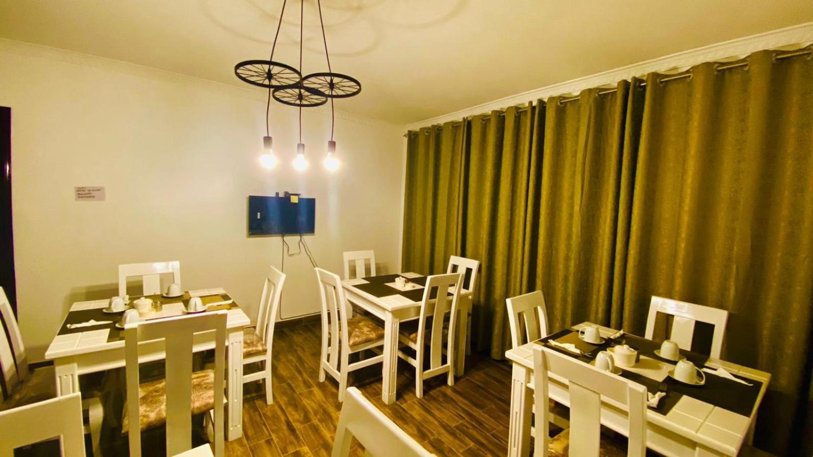 Nimaro Courts Hotel Entebbe Exterior photo
